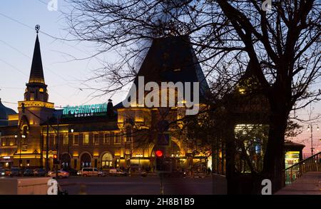 Blick auf Jaroslawski Bahnhof Gebäude beleuchtet in der Dämmerung, Moskau, Stockfoto