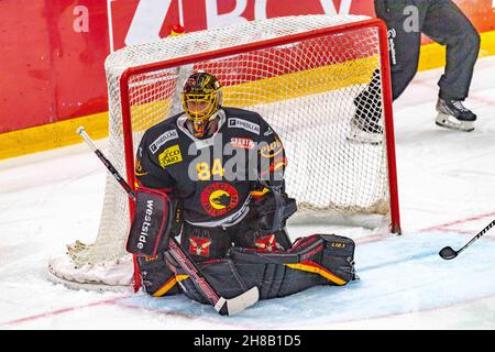 Lausanne, Vaudoise Arena, Schweiz. 27th. November 2021. Lausanne Schweiz, 11/27/2021: Daneil Manzato (Torwart) des SC Bern (84) ist während des Spiels der Schweizer Nationalliga 2021-2022 29th mit dem Lausanne HC und dem SC Bern im Einsatz (Bildnachweis: © Eric Dubost/Pacific Press via ZUMA Press Wire) Stockfoto