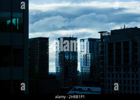 Ein stimmungsvoller Himmel und Silhouetten städtischer Gebäude in Montreal, Quebec, Kanada, vom Abschnitt der Golden Square Mile der Stadt aus gesehen. Stockfoto