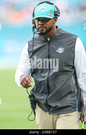 Sonntag, 28. November 2021; Miami Gardens, FL USA; Miami Dolphins Head Coach Brian Flores während eines NFL-Spiels gegen die Carolina Panthers im Hard Rock Stadium. Die Delfine besiegten die Panther 33-10. (Kim Hukari/Bild des Sports) Stockfoto