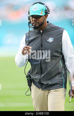 Sonntag, 28. November 2021; Miami Gardens, FL USA; Miami Dolphins Head Coach Brian Flores während eines NFL-Spiels gegen die Carolina Panthers im Hard Rock Stadium. Die Delfine besiegten die Panther 33-10. (Kim Hukari/Bild des Sports) Stockfoto