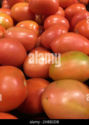 Haufen Roma-Tomaten auf dem Display in einem Lebensmittelgeschäft in Georgien Stockfoto