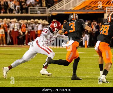 Stillwater, Oklahoma, USA. 27th. November 2021. Oklahoma State Cowboys Quarterback Spencer Sanders (3) läuft den Fußball während des Spiels am Samstag, 27. November 2021 im Boone Pickens Stadium in Stillwater, Oklahoma. (Bild: © Nichola Rutledge/ZUMA Press Wire) Stockfoto