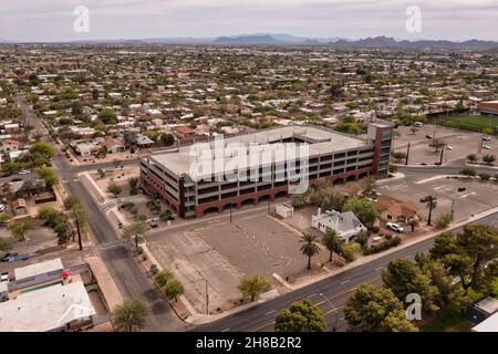 Mehrstufige leere Parkgarage und Parkplatz in Tucson, Arizona Stockfoto