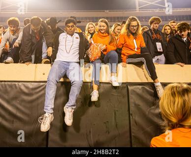 Stillwater, Oklahoma, USA. 27th. November 2021. Oklahoma State Cowboy-Fans stürzen sich nach dem Sieg über die Oklahoma Sooners aus dem Jahr 37-33 am Samstag, den 27. November 2021 im Boone Pickens Stadium in Stillwater, Oklahoma, ins Feld. (Bild: © Nichola Rutledge/ZUMA Press Wire) Stockfoto