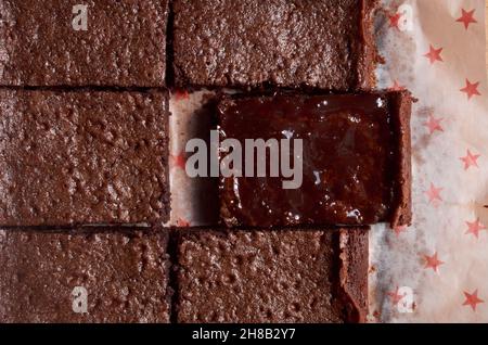 Frisch gebackene Brownies auf Wachspapier Stockfoto