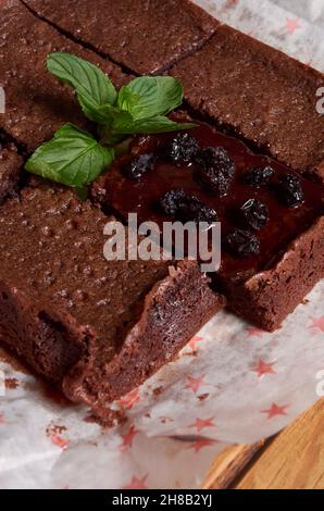 Frisch gebackene Brownies mit Rosinen und Minzblättern auf Wachspapier Stockfoto