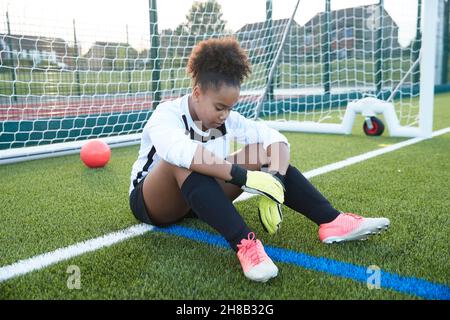 Großbritannien, Rückansicht der Torhüterin im Fußball Stockfoto