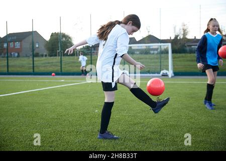 Großbritannien, Mädchen Fußballmannschaft, die im Feld trainiert Stockfoto