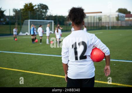 Großbritannien, Mädchen Fußballmannschaft, die im Feld trainiert Stockfoto