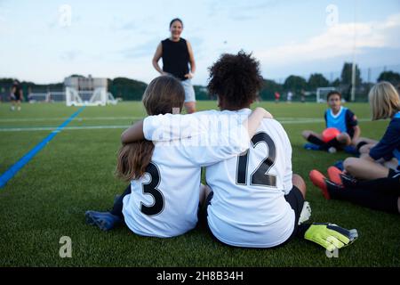 Großbritannien, Fußballtrainerin im Gespräch mit dem Team im Feld Stockfoto