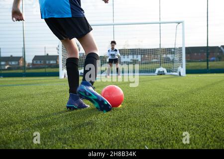 Großbritannien, Mädchen Fußballmannschaft, die im Feld trainiert Stockfoto