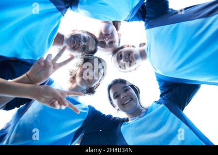 Großbritannien, weibliche Fußballnationalmitglieder umarmen von unten gesehen Stockfoto