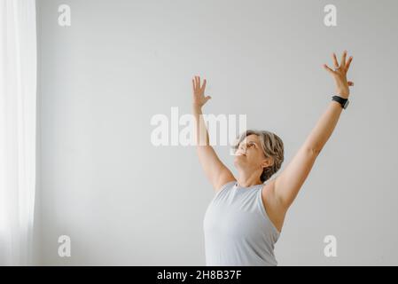 Frau praktizieren Yoga zu Hause Stockfoto