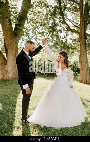 Braut und Bräutigam Hand in Hand im park Stockfoto