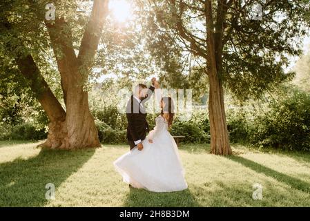 Braut und Bräutigam Hand in Hand im park Stockfoto