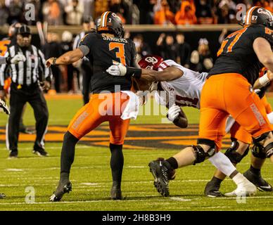 Stillwater, Oklahoma, USA. 27th. November 2021. Der Oklahoma State Cowboys Quarterback Spencer Sanders (3) wurde vom Oklahoma Sooners-Linienhalter Nik Bonitto (11) während des Spiels am Samstag, den 27. November 2021 im Boone Pickens Stadium in Stillwater, Oklahoma, angegangen. (Bild: © Nichola Rutledge/ZUMA Press Wire) Stockfoto