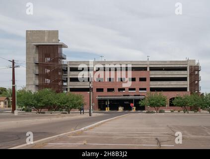 Leere Parkgarage und Parkplatz in der Stadt Stockfoto