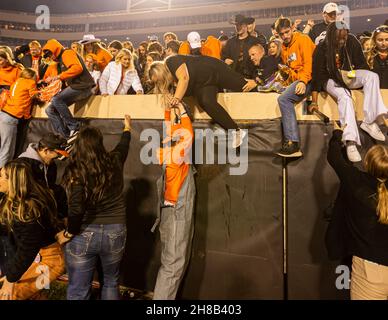 Stillwater, Oklahoma, USA. 27th. November 2021. Oklahoma State Cowboy-Fans stürzen sich nach dem Sieg über die Oklahoma Sooners aus dem Jahr 37-33 am Samstag, den 27. November 2021 im Boone Pickens Stadium in Stillwater, Oklahoma, ins Feld. (Bild: © Nichola Rutledge/ZUMA Press Wire) Stockfoto