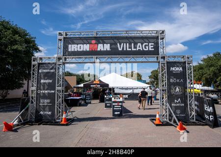 Waco, Texas - 21. Oktober 2021: IRONMAN Village Check-in-Bereich für die erste Ironman Waco Veranstaltung am 23. Und 24. Oktober. Stockfoto