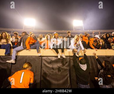 Stillwater, Oklahoma, USA. 27th. November 2021. Oklahoma State Cowboy-Fans stürzen sich nach dem Sieg über die Oklahoma Sooners aus dem Jahr 37-33 am Samstag, den 27. November 2021 im Boone Pickens Stadium in Stillwater, Oklahoma, ins Feld. (Bild: © Nichola Rutledge/ZUMA Press Wire) Stockfoto