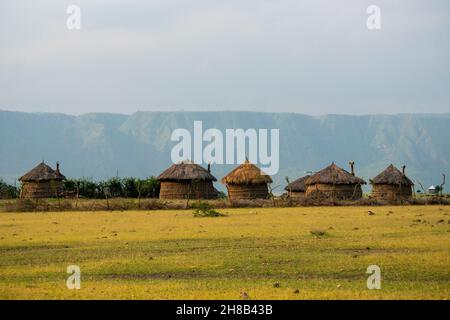 Masai Dorf in der Nähe des Ngorongoro Krater und Mto Wa Mbu. Kleine Masai-Hütten in der afrikanischen Savanne, Tansania Stockfoto