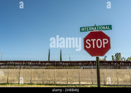 Stoppschild und Straßenschild der International Avenue vor der Grenze zwischen Mexiko und den Vereinigten Staaten auf der Seite der Vereinigten Staaten in Douglas, Arizona Stockfoto