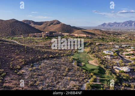 Ausgetrockte Erde und grüne Golfplätze umgeben das JW Starr Pass Marriott in Tucson Stockfoto