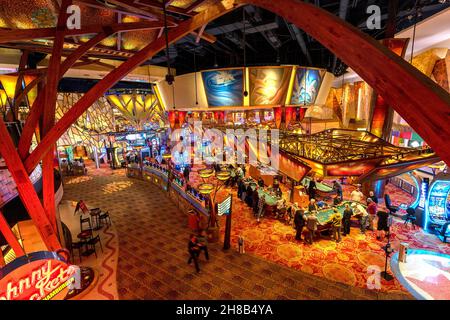 Mohegan Sun Casino Sly Convention Center. Blick von oben auf Menschen, die Blackjack und Spielautomaten spielen. Montville, Connecticut, USA. Stockfoto