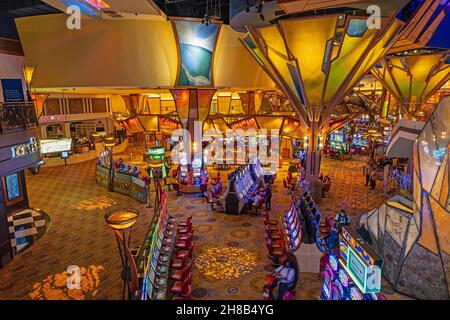 Mohegan Sun Casino Sly Convention Center. Blick von oben auf Menschen, die Blackjack und Spielautomaten spielen. Montville, Connecticut, USA. Stockfoto