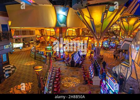 Mohegan Sun Casino Sly Convention Center. Blick von oben auf Menschen, die Blackjack und Spielautomaten spielen. Montville, Connecticut, USA. Stockfoto