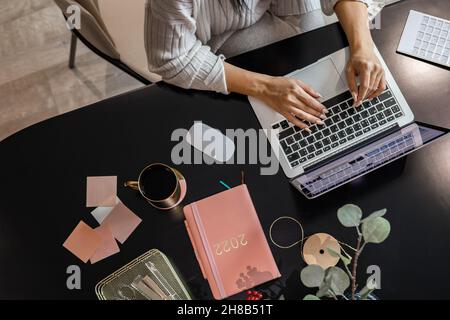 Draufsicht Frau Hände Eingabe Tastatur des Laptops arbeiten online Surfen im Internet oder chatten Stockfoto