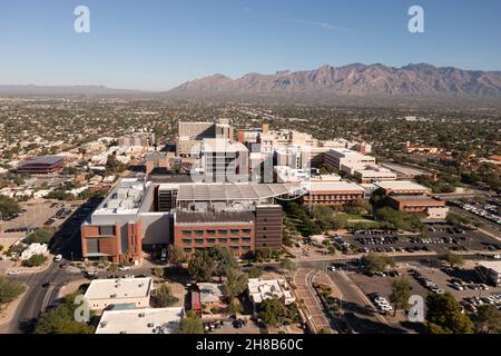 Luftaufnahme eines großen Krankenhauses in Tucson Arizona, Vogelbeobachtung. Stockfoto