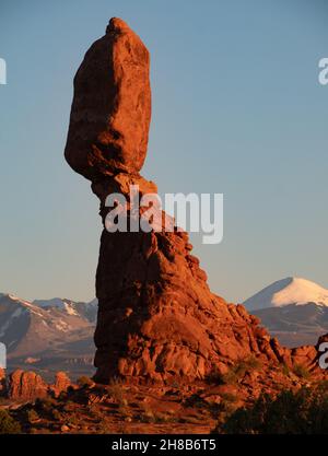 Nahaufnahme des roten Sandsteins von Balanced Rock, fotografiert bei Sonnenuntergang im Arches National Park, Utah. Stockfoto