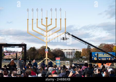 Washington, Usa. 28th. November 2021. Die Ellipse mit der National Menorah. Kredit: SOPA Images Limited/Alamy Live Nachrichten Stockfoto