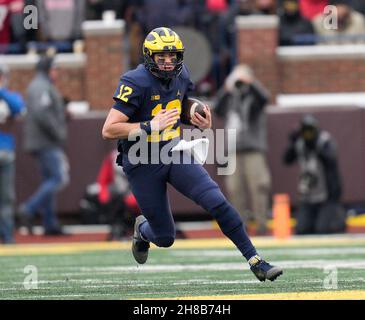 Ann Arbor, Michigan, USA. 27th. November 2021. Quarterback Cade McNamara von der University of Michigan läuft um 1st. (Bild: © David Donoher/ZUMA Press Wire) Stockfoto