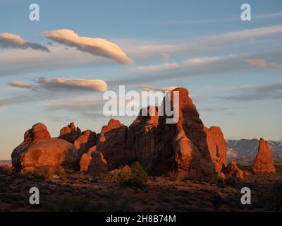 Felsausbissen aus erodiertem rotem Sandstein in der Nähe des North and South Windows-Abschnitts des Arches National Park in Utah. Fotografiert bei Sonnenuntergang. Stockfoto