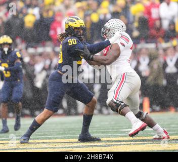 Ann Arbor, Michigan, USA. 27th. November 2021. Defensiver Lineman Mike Morris von der University of Michigan auf dem Pass-Ansturm. (Bild: © David Donoher/ZUMA Press Wire) Stockfoto