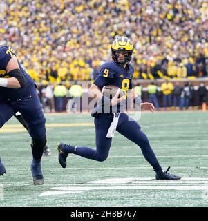 Ann Arbor, Michigan, USA. 27th. November 2021. Quarterback J.J. McCarthy läuft für den Fußball der University of Michigan um 1st:00 Uhr. (Bild: © David Donoher/ZUMA Press Wire) Stockfoto