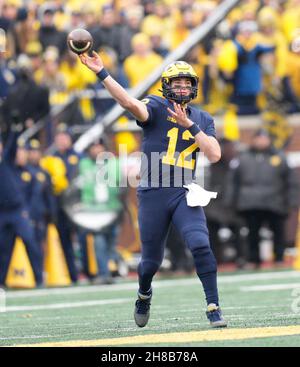 Ann Arbor, Michigan, USA. 27th. November 2021. Quarterback Cade McNamara von der University of Michigan beim Passieren gegen die Ohio State University. (Bild: © David Donoher/ZUMA Press Wire) Stockfoto