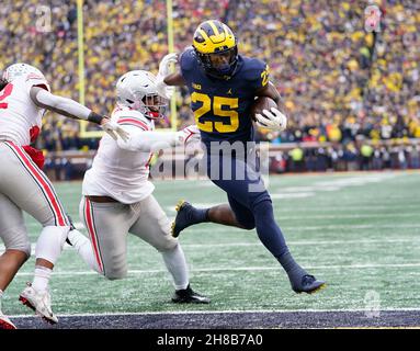 Ann Arbor, Michigan, USA. 27th. November 2021. Der zurücklaufende Hassan Haskins erzielt einen Touchdown für den Fußball der University of Michigan. (Bild: © David Donoher/ZUMA Press Wire) Stockfoto