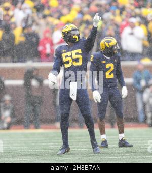 Ann Arbor, Michigan, USA. 27th. November 2021. Der Verteidigungslineman David Ojabo für den Fußball der University of Michigan feiert ein großes Spiel. (Bild: © David Donoher/ZUMA Press Wire) Stockfoto