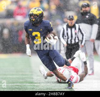 Ann Arbor, Michigan, USA. 27th. November 2021. Wide Receiver AJ Henning läuft für den Football der University of Michigan um 1st:00 Uhr. (Bild: © David Donoher/ZUMA Press Wire) Stockfoto