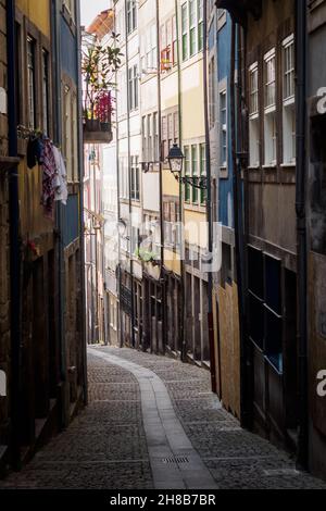 Traditionelle Straße im Zentrum des alten Porto, Portugal Stockfoto
