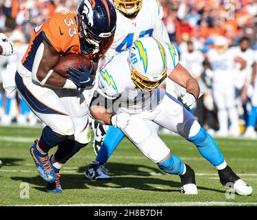 28. November 2021: Los Angeles Chargers Mittellinebacker Drue Tranquill (49) lässt das Tackle zu spät gegen Denver Broncos laufen, der Javonte Williams (33) in der ersten Hälfte des Fußballspiels zwischen den Denver Broncos und Los Angeles Chargers auf dem Empower Field Field in Denver zurückläuft, CO. Williams erzielte einen Vorsprung von 14-0 auf die Broncos. Derek Regensburger/CSM. Stockfoto