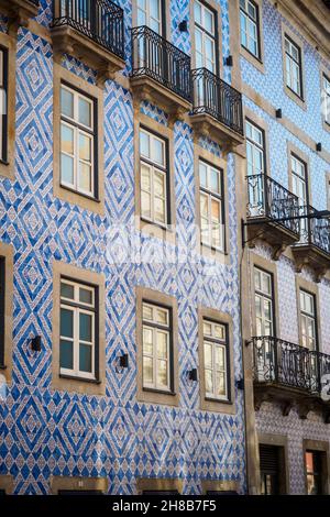 Berühmte Azulejos-Fassaden in den Gassen des alten Porto, Portugal Stockfoto