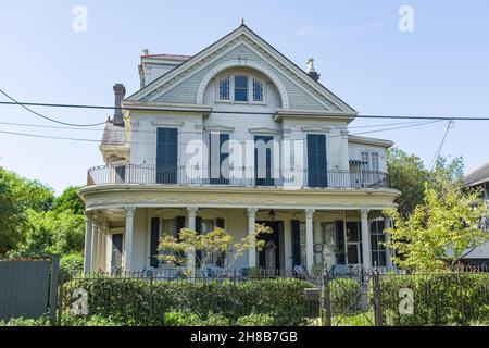 NEW ORLEANS, LA, USA - 6. SEPTEMBER 2020: Großes viktorianisches Haus in der Prytania Street Stockfoto