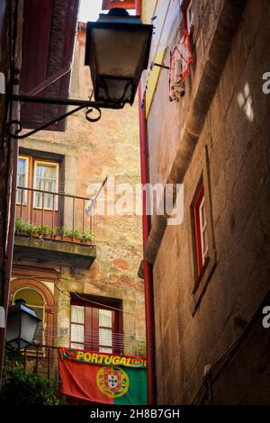 Traditionelle Steinfassaden in den Straßen des alten Porto, Portugal Stockfoto