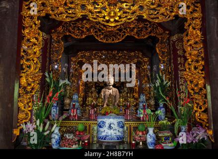 Die Amitabha-Statue der Phat Tich-Pagode ist eine Steinskulptur aus der Ly-Dynastie Stockfoto