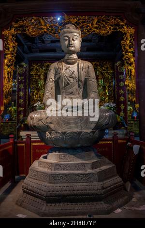 Die Amitabha-Statue der Phat Tich-Pagode ist eine Steinskulptur aus der Ly-Dynastie Stockfoto